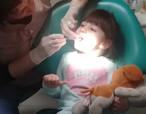 Control odontológico de una niña