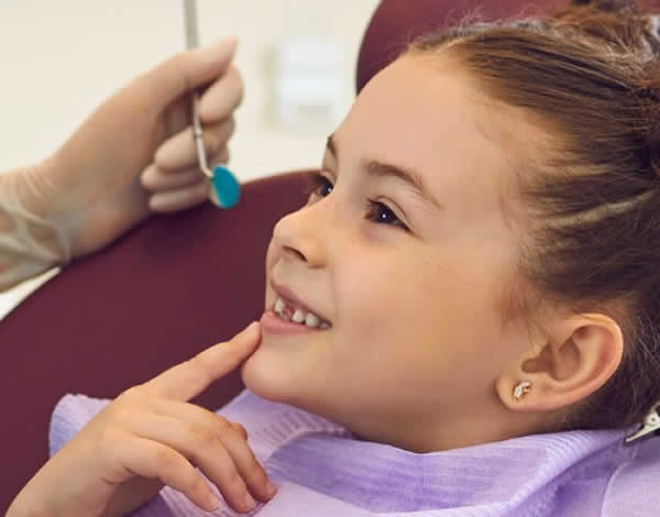 Niña en consulta odontológica